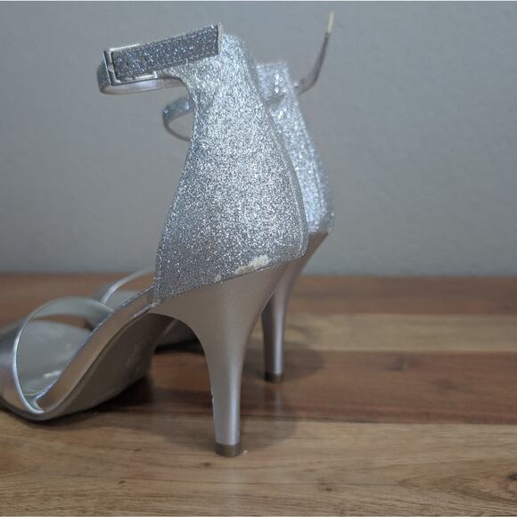Fioni Women's Shimmering  Silver Ankle Strap Heels-Size 6.5M - Picture 5 of 5
